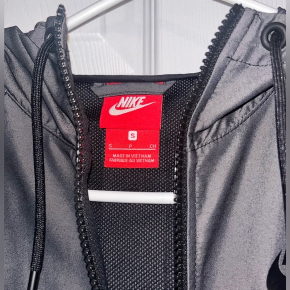 Nike black and grey windbreaker. Size Small. - Picture 3 of 4
